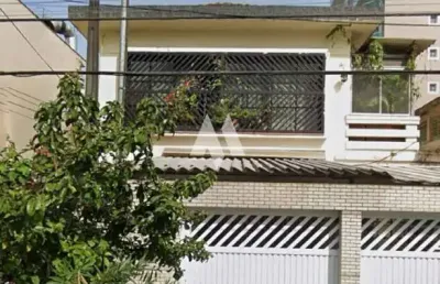Casa sobreposta alta com edícula em santos,145m², 3 vagas de garagem e no bairro do boqueirão