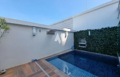 Cobertura duplex com piscina privativa e vista livre para o mar