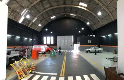 Aluga se  galpão reformado em atividade - ótima localização para comércios em geral!