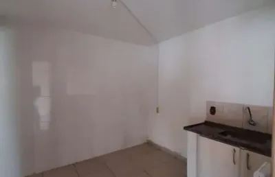Casa em quintal compartilhado 1 dormitório + cozinha e banheiro