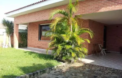 Casa com 5 suites sendo 2 na edicula, flórida, praia grande , sp.