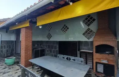 Casa em meio lote, sendo 35,00 metros de profundidade! 2 dormitórios, sendo 1 suíte!