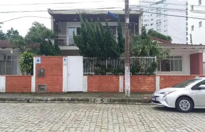 Sobrado em piçarras com 200m² à uma quadra da praia e totalmente mobiliado, com 4 dormitórios ( sendo 1 suíte ) - piçarras- sc