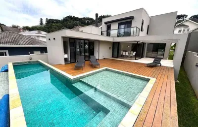 Ao lado parque tingui, casa 100% atualizada. impecável! 4 quartos sendo 4 suítes, semi mobiliada, piscina, suíte térrea. condomínio le parc residence.