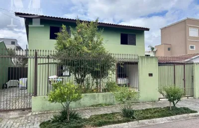 Casa com 2 moradias individuais, á metros da rua antônio escorsin, com belo quintal e pomar.