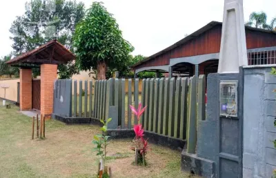 Casa térrea, com amplo terreno de 648 m². ótima localização. mobiliada e com churrasqueira. garagem para 06 carros.