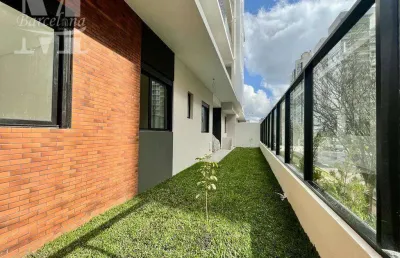 Apartamento garden com 3 suítes, semi novo, 2 vagas, sacada e churrasqueira. bigorrilho, champagnat. permuta imovel ou carro