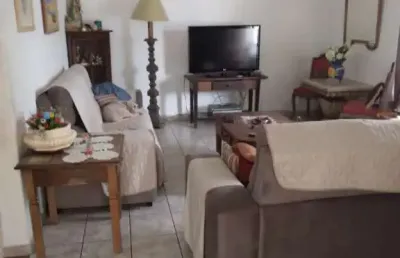 Casa com 3 dormitórios, sendo 1 suíte, sala, cozinha, copa, 2 lavanderias, quarto com banheiro no fundo, 4 vagas de garagem. edícula.