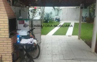Vende-se casa com amplo quintal, 3 quartos, área gourmet.