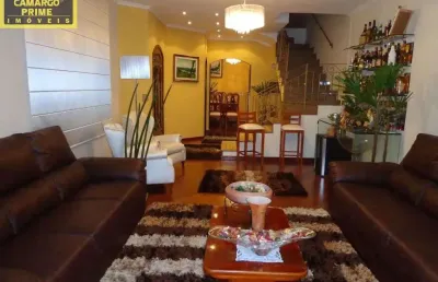 Excelente sobrado, reformado, com de 300 m² de área construída!