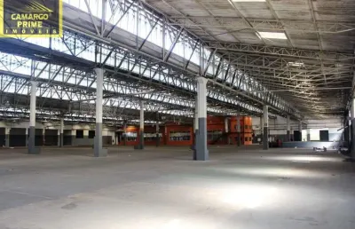 Galpão de 7.800 m², um edifício com 1.820 m² e um restaurante com 630 m²