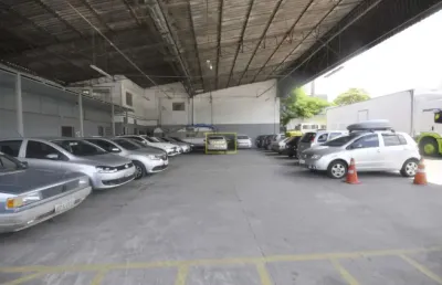 Prédio comercial com pátio de estacionamento para locação no bairro do limão