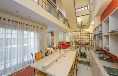Casa semimobiliada com 5 quartos sendo 1 suíte e 3 vagas de garagem à venda no bairro higienópolis em porto alegre