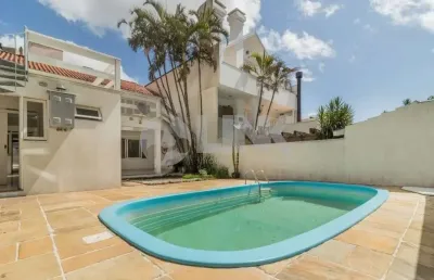 Casa com 4 quartos sendo 1 suíte e 3 vagas de garagem à venda no bairro menino deus em porto alegre