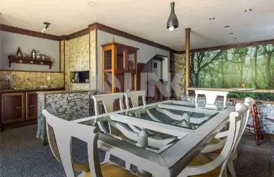 Casa de 4 quartos com 2 vagas à venda no bairro teresópolis em porto alegre