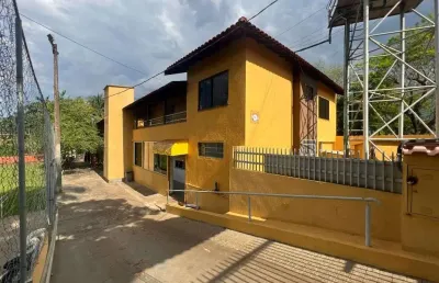 Sobrado localizado em chácara  próximo ao aeroporto de londrina  terreno   de  - 4.940m2 -  área construída  - 682,98m2