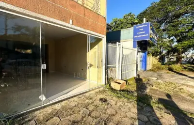 Excelente ponto comercial no centro de guaratuba, em frente ao banco itaú. o imóvel possui dois andares:  piso térreo: espaço amplo, ideal para lojas ou serviços, com vitrines grandes e boa visibilida