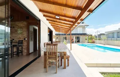 Casa com 4 quartos para alugar na Avenida Damião Botelho de Souza, 410, Piçarras, Guaratuba