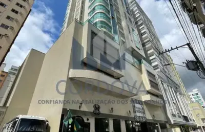 Magnífico apartamento de luxo à venda em itapema-sc, meia praia: 4 suítes, 3 salas, 2 vagas de garagem, 200m².