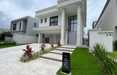 Casa de luxo em condomínio fechado em camboriú-sc, santa regina  3 quartos, 3 suítes, 3 salas, 4 banheiros, 2 vagas de garagem  262,76 m² de área  pronta para morar.
