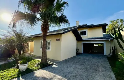 Casa com quintal - terreno 600m² - 5 qtos - 241m² priv
