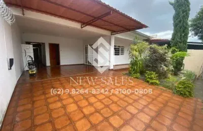 Casa ampla à venda no setor dos funcionários – espaço de sobra!