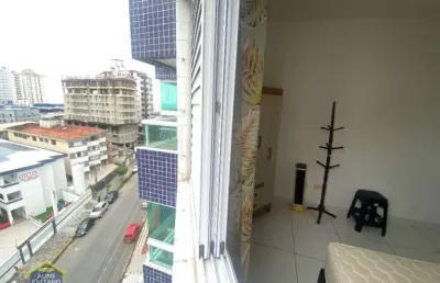 Apartamento com 2 dormitórios e prédio com lazer - frente rua com varanda!!
