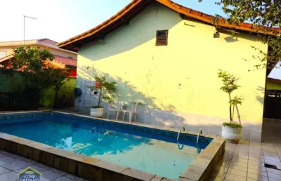 Linda casa térrea isolada com 3 dorms + 1 na edícula! 6 vagas de garagem!