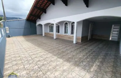 Linda casa térrea isolada com 3 dorms 6 vagas de garagem! financia!