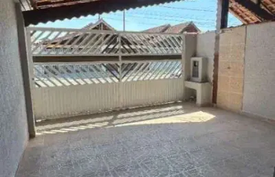 Casa térrea geminada com 2 dorms - quintal com churrasqueira!