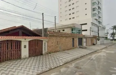 03 suítes, 06 vagas de garagem, 60 mts do mar, financia!