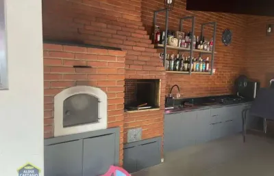 Linda casa térrea isolada 3 dorms + 1 dorm na edícula - 5 vagas de garagem!