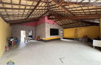 Casa a 200 metros da praia, piscina , edícula , qjuintal super espaçoso.