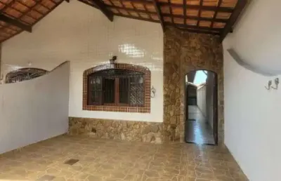 Casa geminada, 02 dorms, sendo 01 suíte, recem reformada!