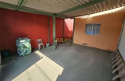 Casa à venda em mongaguá – 2 dormitórios, 2 vagas cobertas e área de lazer