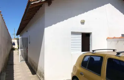 Oportunidade em mongaguá! casa com suíte, churrasqueira e 2 vagas no lado morro