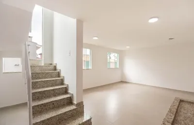 Sobrado triplex 3 quartos, sendo 2 suítes, com laminado e garagem.