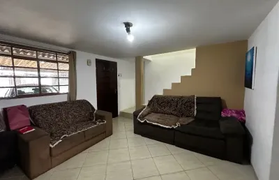 Casa em condomínio- bairro alto com 03 quartos. excelente localização.