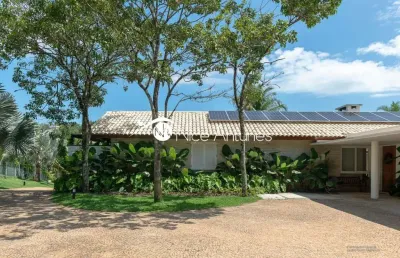 Casa em condomínio fechado de alto padrão com 5 suítes, 6 vagas de garagens, academia.