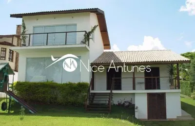 Belíssima casa em condomínio fechado, vista exuberante!