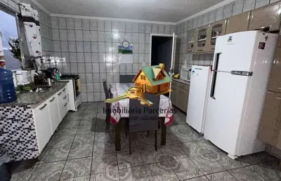 Imóvel com 2 casas na fazendinha excelente localização garagem coberta !