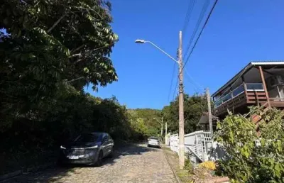 Terreno a venda na praia do centro de bombinhas com potencial construtivo para residencial/pousada ou tão somente para uma excelente moradia.