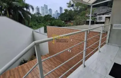 Sobrado 100% mobiliado e automatizado com 2 suítes e 2 vagas de garagem, por r$ 720.000,00 - fazenda - itajaí/sc