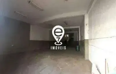 Galpão amplo de 392m² em região de alto fluxo de pedestres e veículos.