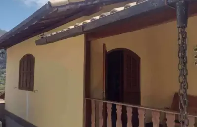 Vendo casa em amparo com piscina, área gourmet e sauna, aceita permuta.