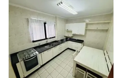 Apartamento amplo ,02 dorm, bairro guilhermina, 180m da  praia.