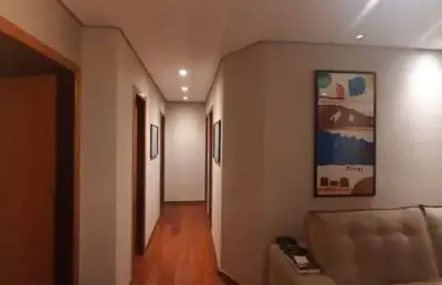 Apartamento com área privativa de 3 quartos sendo uma suíte com armários e piso em tabua corrida.