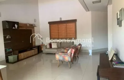Casa de condomínio com 3 quartos e 4 banheiros à venda, 220m²