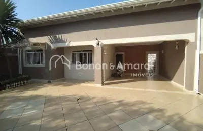 Casa ampla com 3 suites, piscina e localização privilegiada