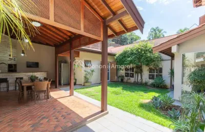 Casa em condomínio à venda, 4 quartos e 2 suítes, 263 m²